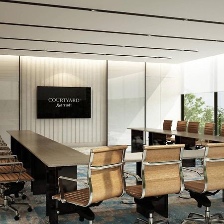 Courtyard By Marriott Ahmedabad Sindhu Bhavan Road Extérieur photo