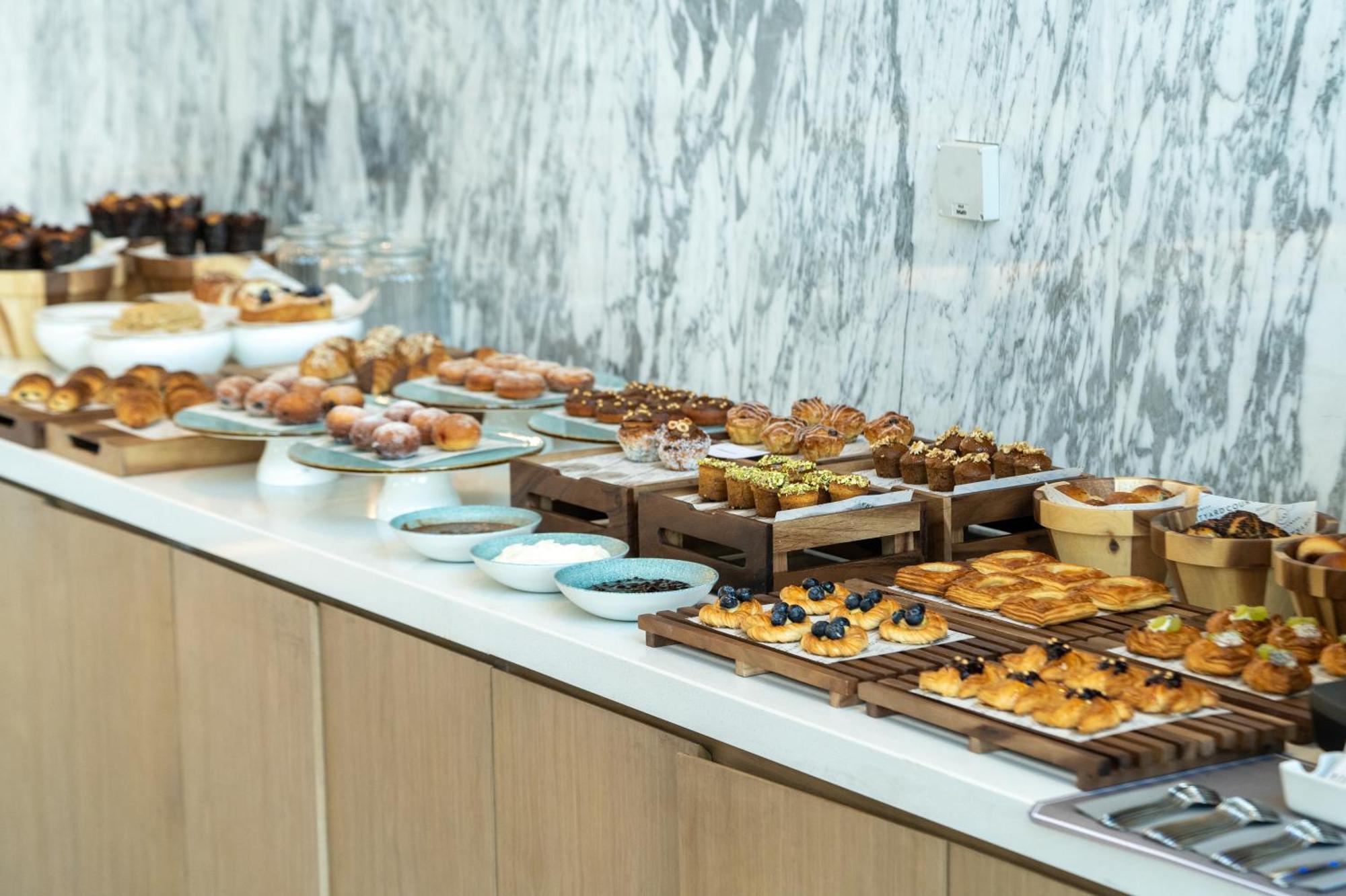 Courtyard By Marriott Ahmedabad Sindhu Bhavan Road Extérieur photo