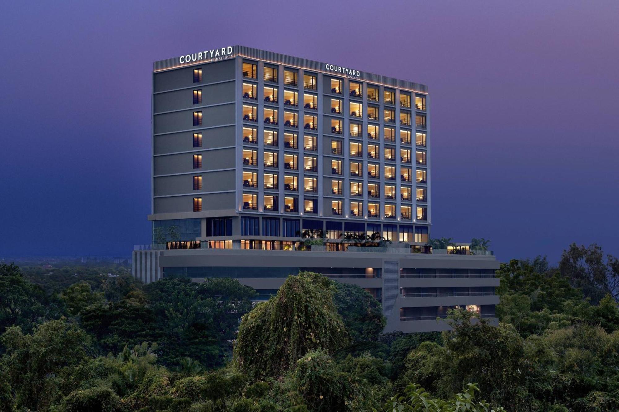 Courtyard By Marriott Ahmedabad Sindhu Bhavan Road Extérieur photo