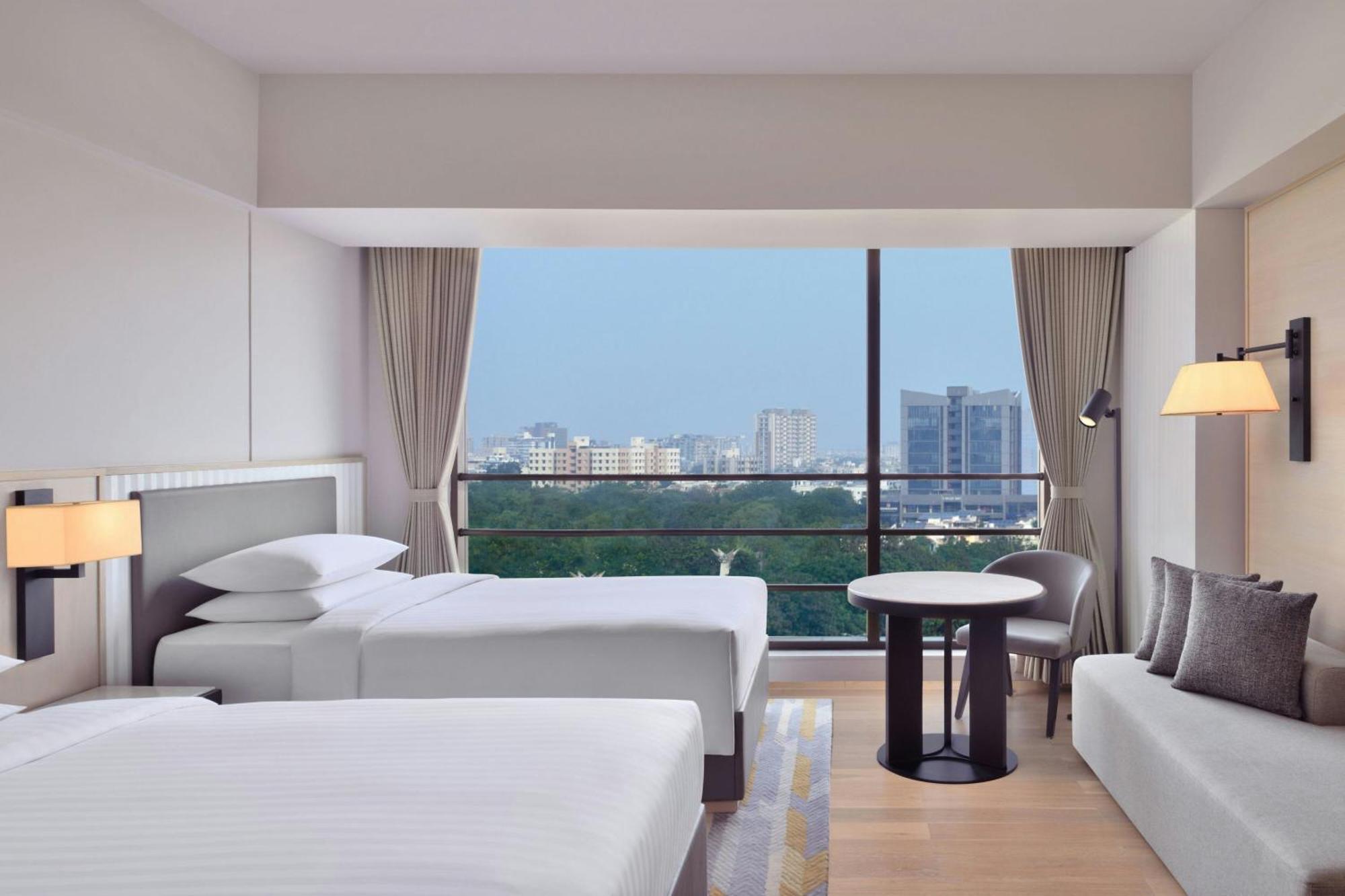 Courtyard By Marriott Ahmedabad Sindhu Bhavan Road Extérieur photo
