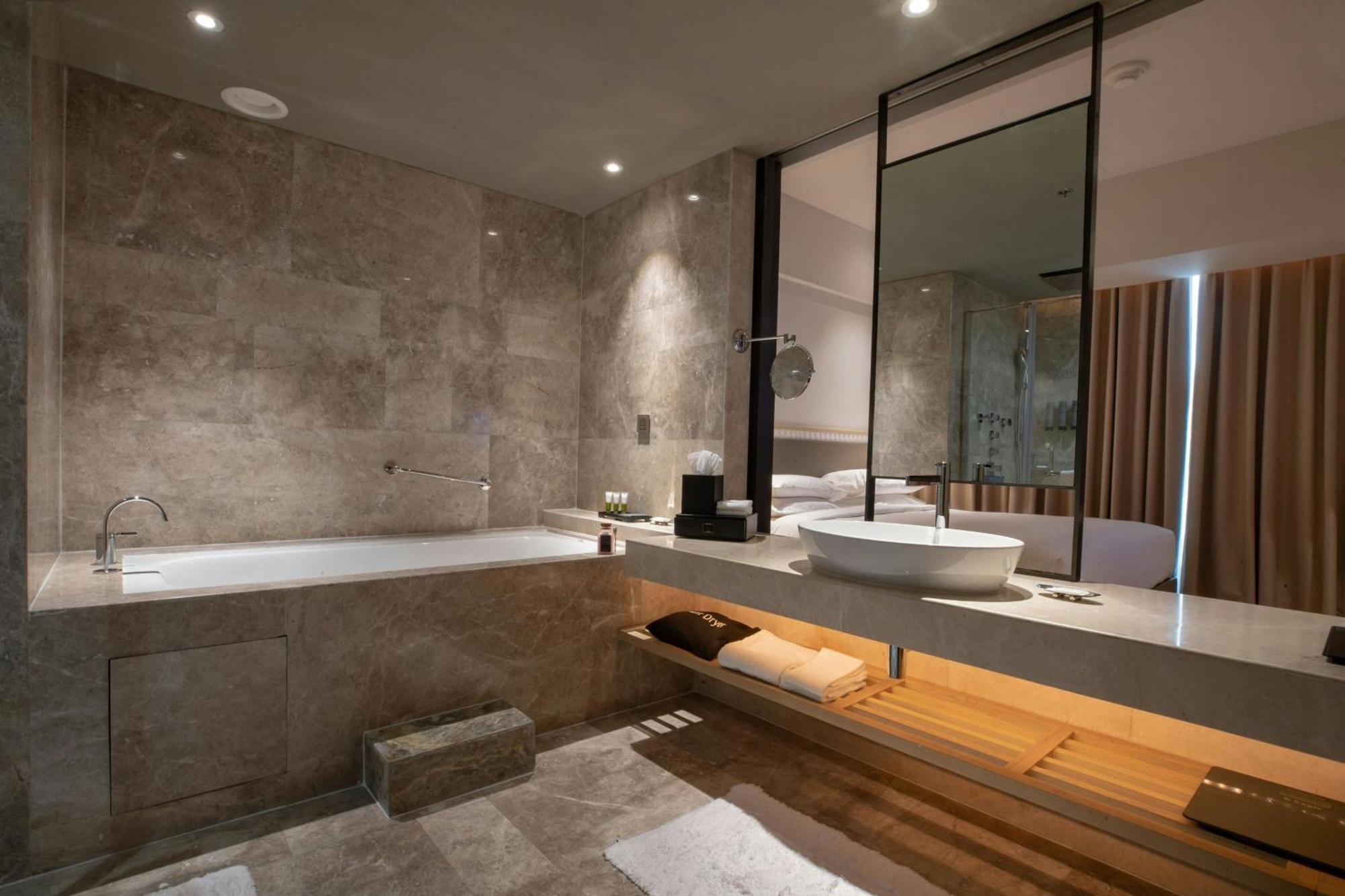 Courtyard By Marriott Ahmedabad Sindhu Bhavan Road Extérieur photo