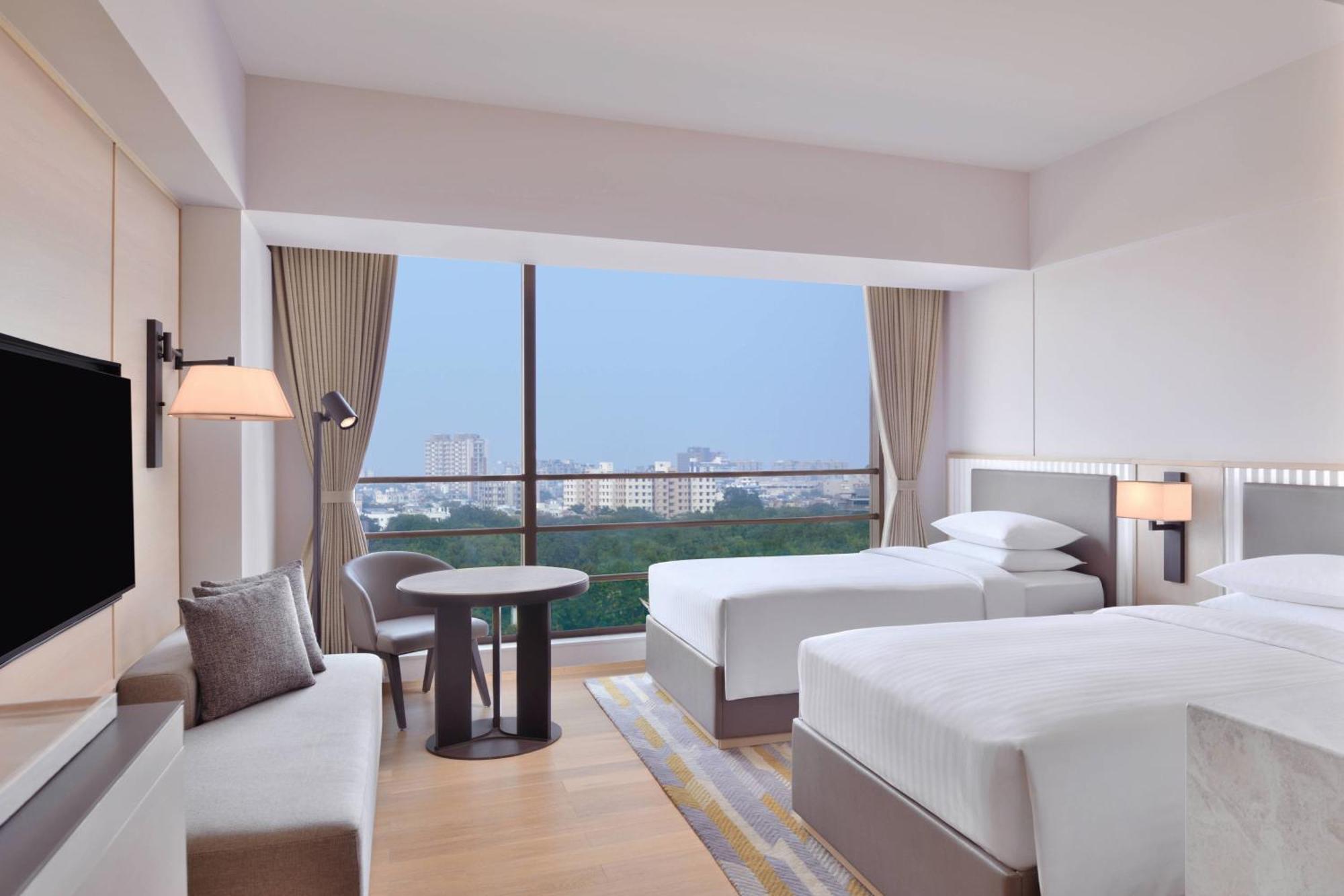 Courtyard By Marriott Ahmedabad Sindhu Bhavan Road Extérieur photo